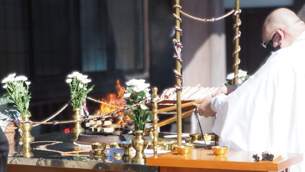 境内で執り行われた護摩供